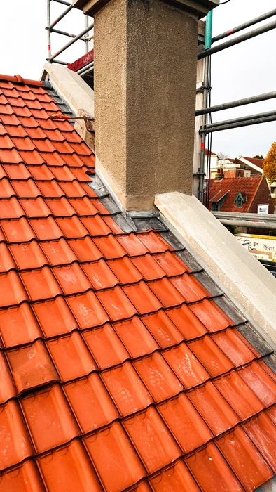 Chantier de toiture en extérieur, vue en hauteur avec échafaudage métallique