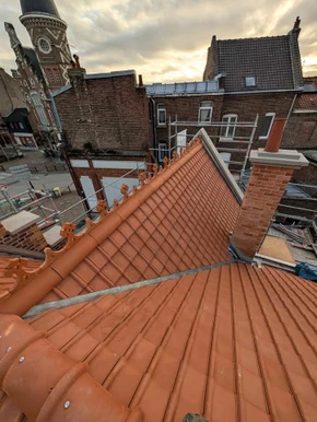 Vue aérienne d'une toiture en cours de rénovation