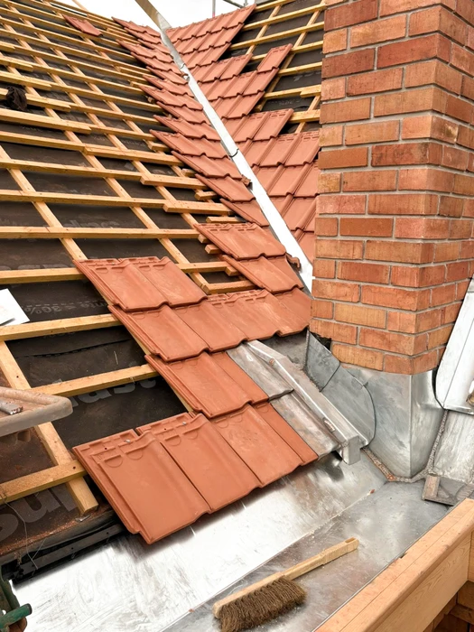 Chantier de toiture en cours, vue extérieure