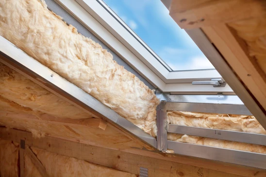 Chantier d'isolation thermique de combles am&eacute;nag&eacute;s avec fen&ecirc;tre de toit