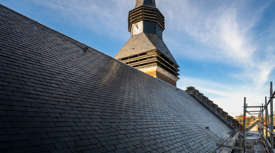 Chantier de toiture en cours, vue extérieure en hauteur avec échafaudage métallique