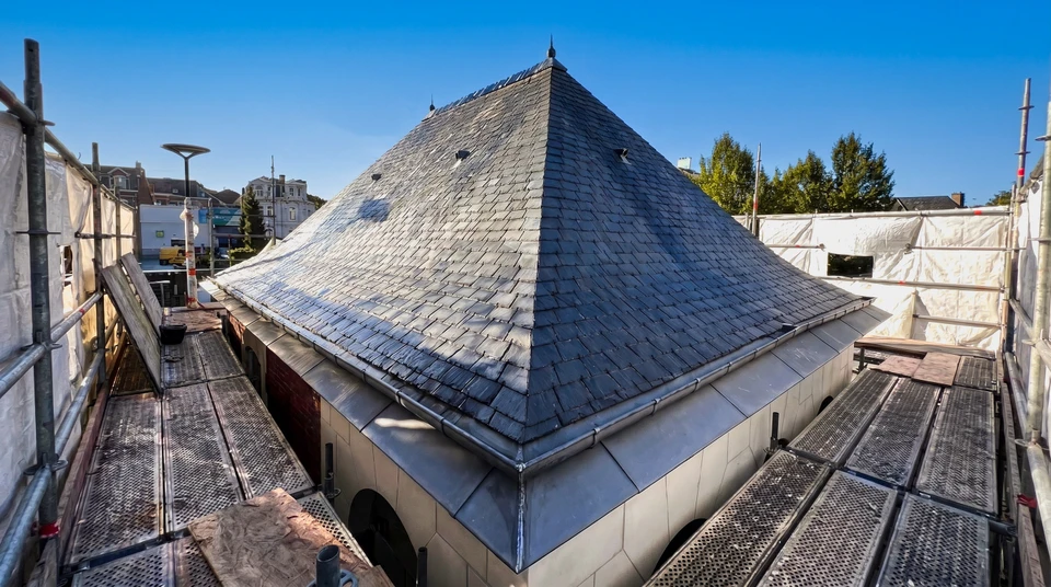 Chantier de réfection de toiture en extérieur, échafaudage métallique visible