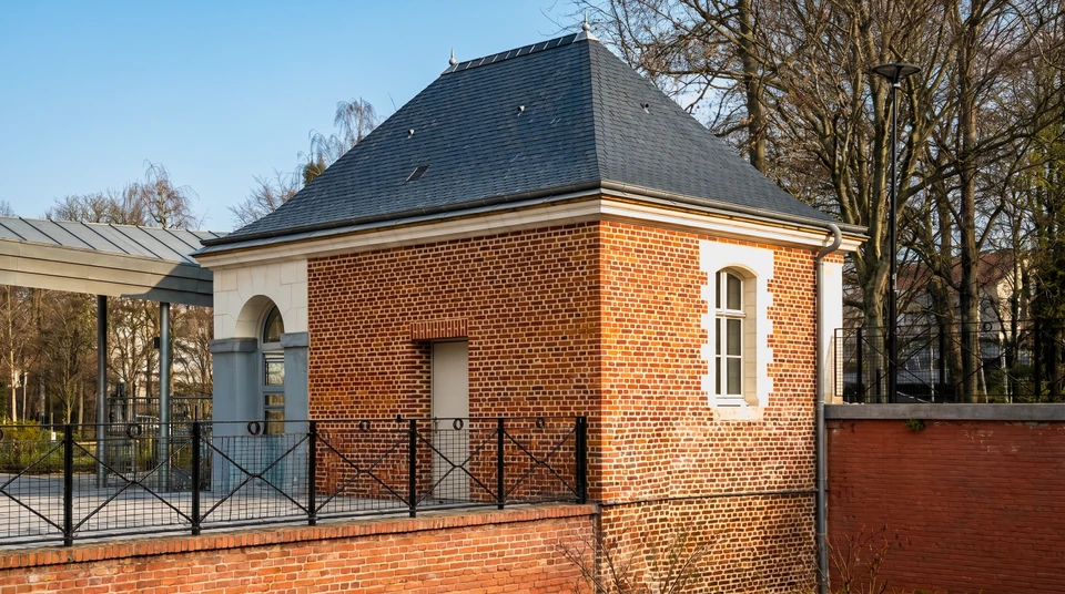 Toiture neuve en cours de finition, vue en plongée depuis un échafaudage