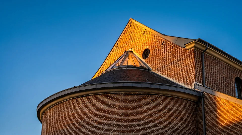 &Eacute;glise ancienne en pierre calcaire avec clocher &agrave; toit polychrome en tuiles verniss&eacute;es jaunes et noires dispos&eacute;es en losanges