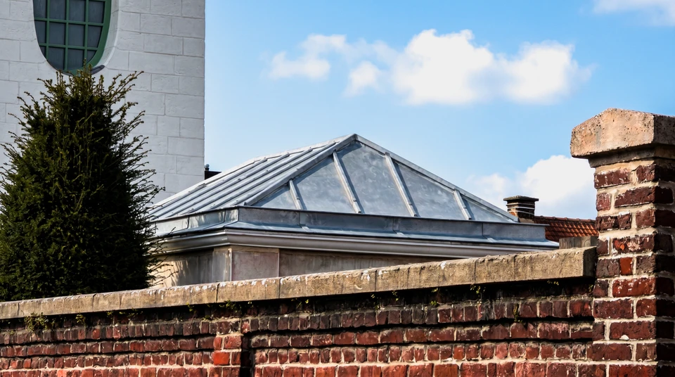 Chantier de toiture en extérieur, échafaudage métallique tubulaire avec plateformes perforées