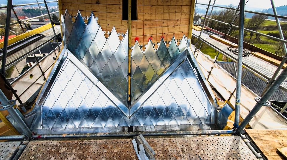 Chantier de réfection de toiture en extérieur, échafaudage métallique visible