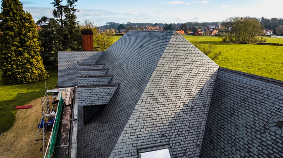 Chantier de toiture en extérieur, vue en hauteur avec échafaudage métallique