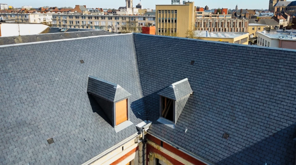 Vue aérienne d'une toiture en cours de rénovation