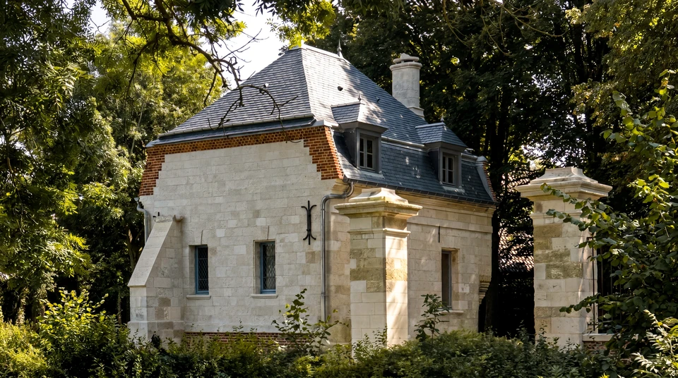 Chantier de toiture en cours, vue en plongée sur une cheminée en briques rouges