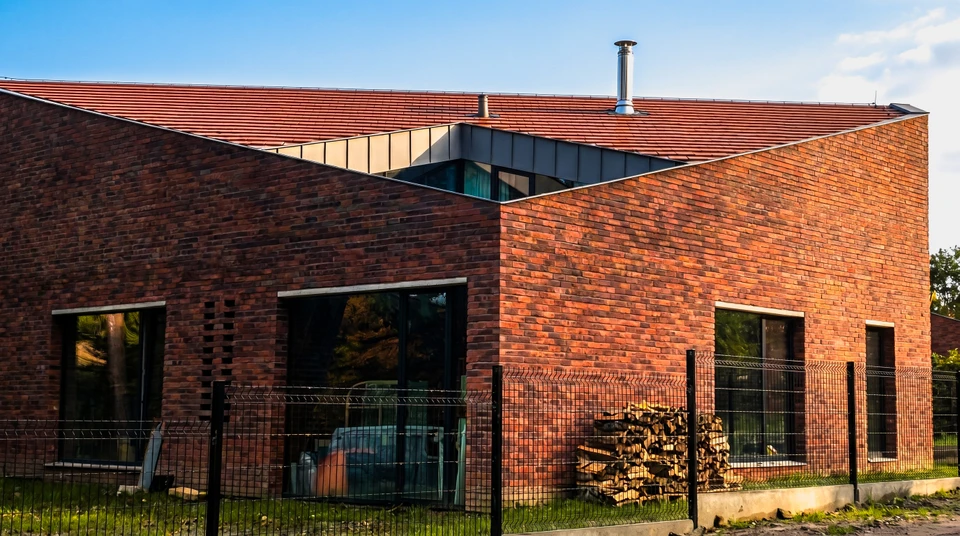 Chantier de rénovation de toiture en extérieur avec ouvriers couvreurs travaillant sur charpente apparente