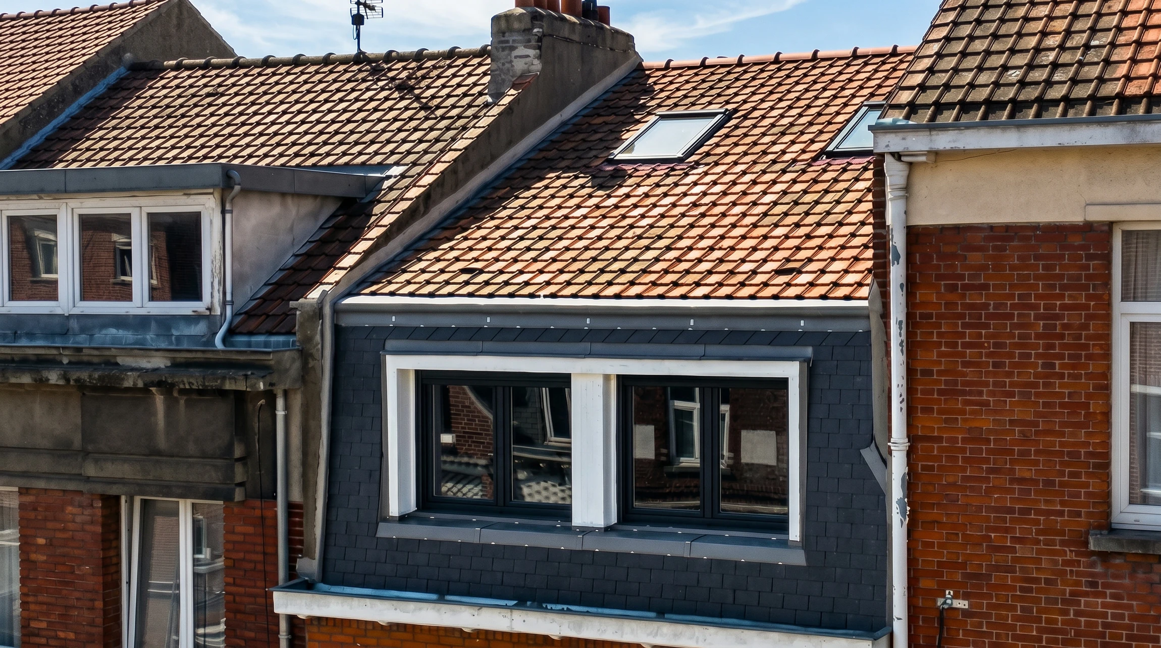 Toiture terrasse en zinc à joint debout vue en plongée, avec solins et noues métalliques