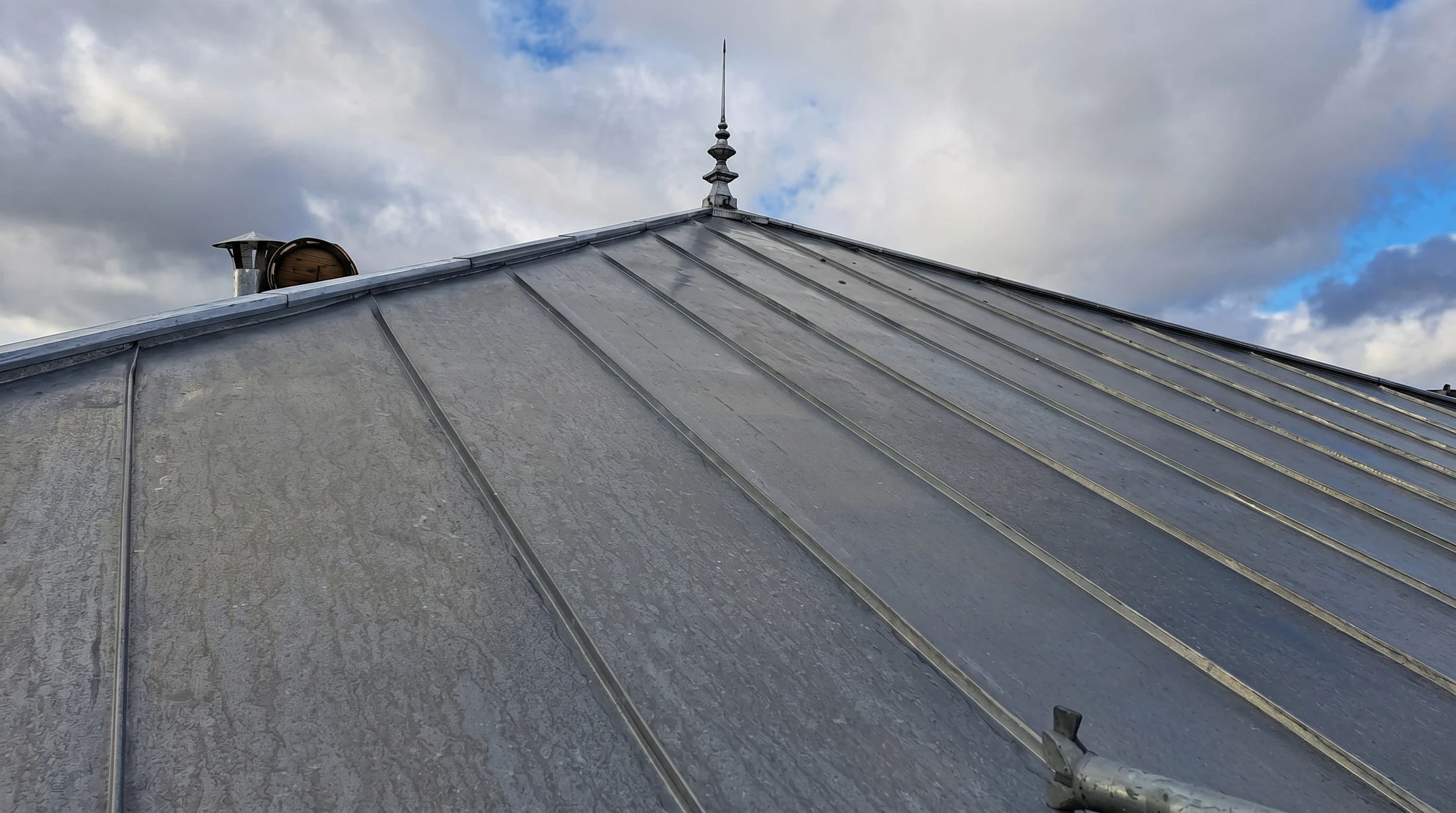 Toiture terrasse en zinc à joint debout vue en plongée, avec solins et noues métalliques