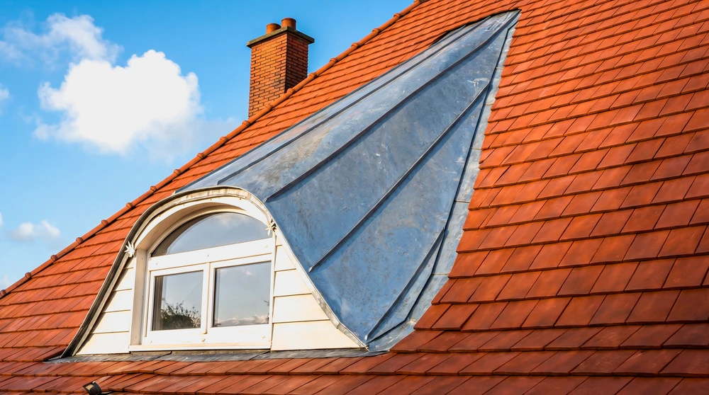 Toiture neuve en cours de finition, vue en plongée depuis un échafaudage