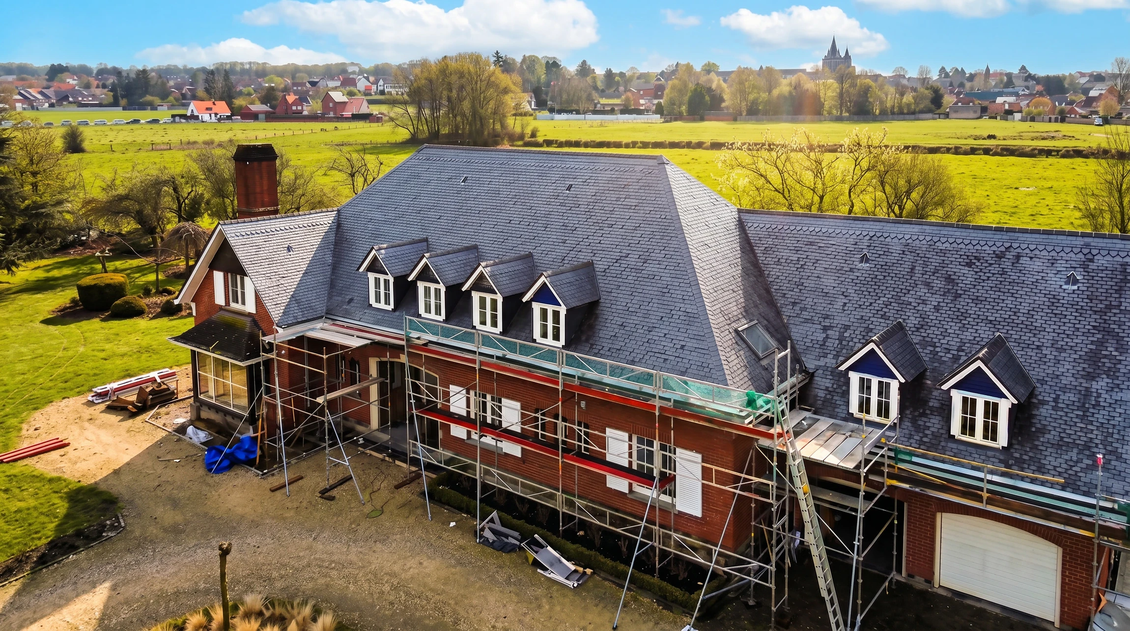 Vue aérienne d'une grande maison en briques rouges en rénovation