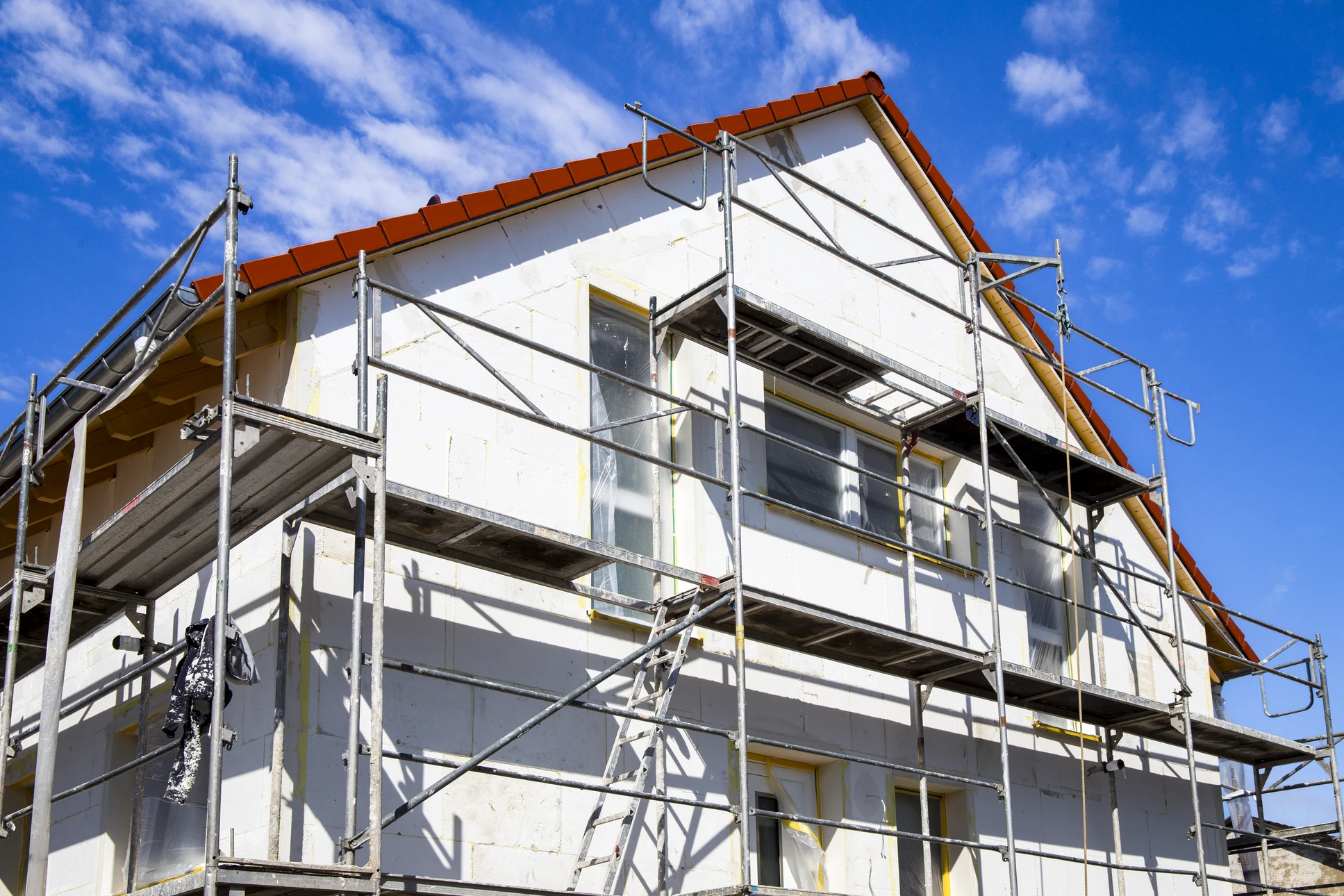 Vue aérienne d'une grande maison en briques rouges en rénovation