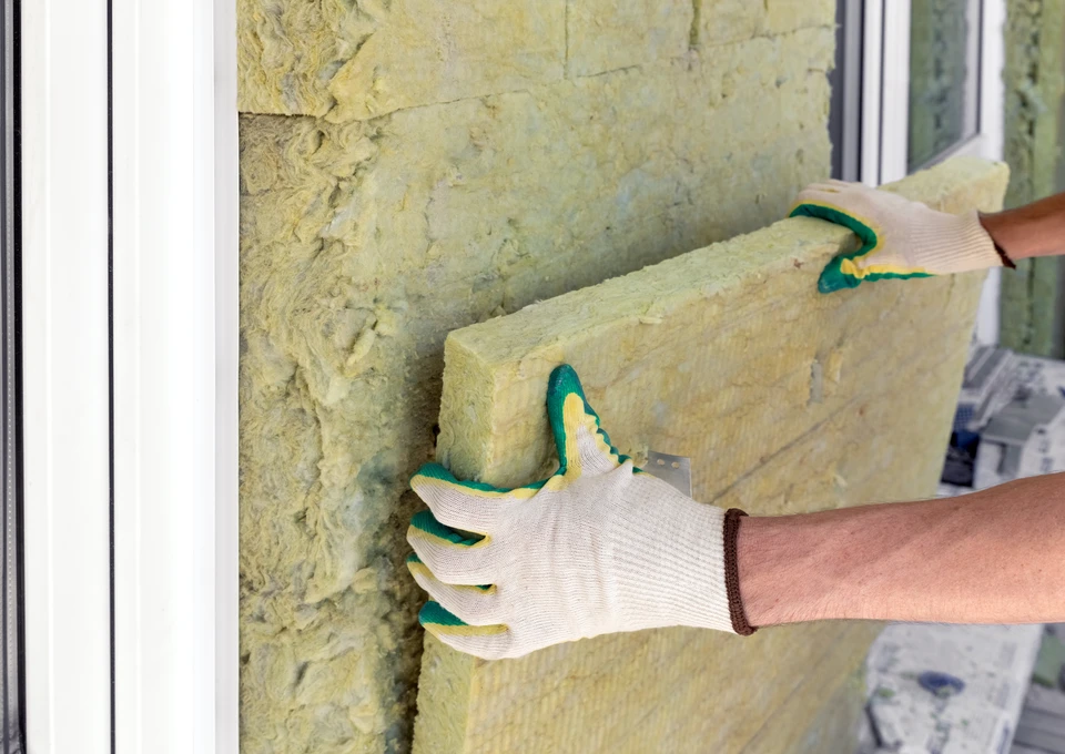 Chantier de rénovation extérieure d'une habitation avec travaux d'isolation thermique par l'extérieur en cours
